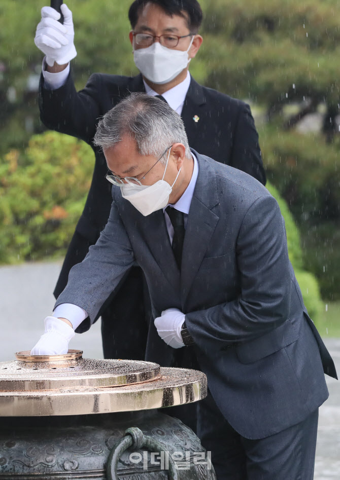 분향하는 최강욱 열린민주당 대표                                                                                                                                                                   