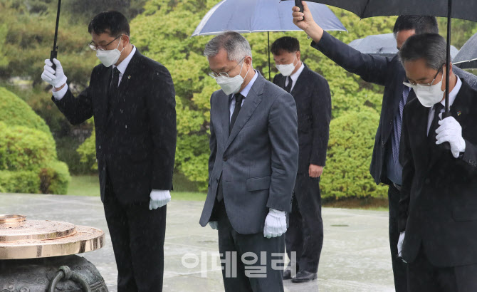 최강욱 열린민주당 대표, 현충탑에서 묵념                                                                                                                                                           