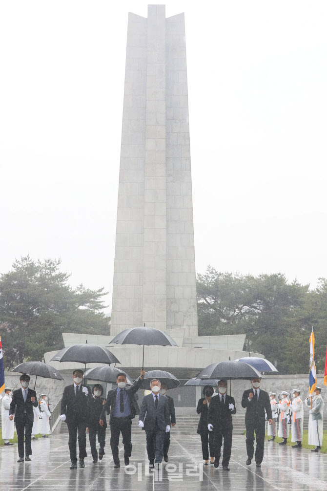 참배를 마친 열린민주당 대표와 지도부                                                                                                                                                              
