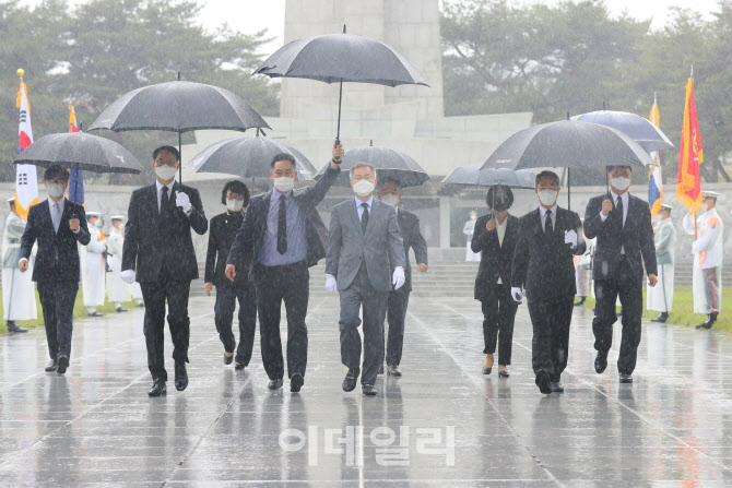 열린민주당, 현충탑 참배 마치고 이동                                                                                                                                                               