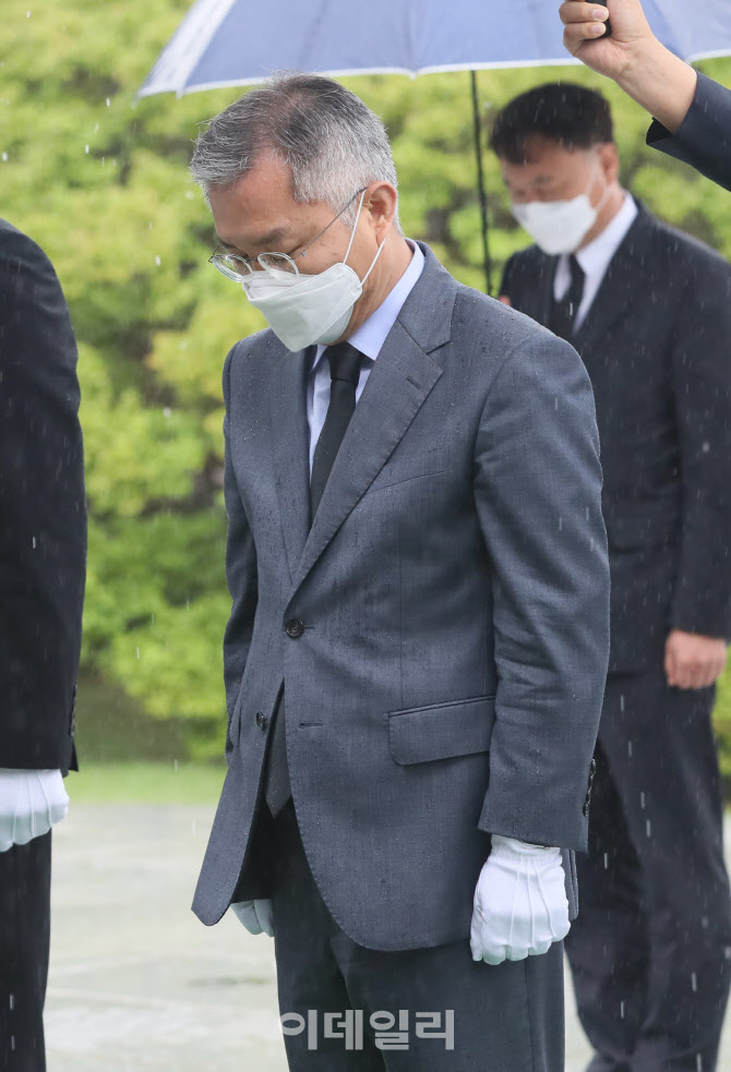 묵념하는 최강욱 대표                                                                                                                                                                              