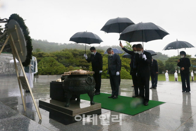 묵념하는 열린민주당 대표와 지도부                                                                                                                                                                 