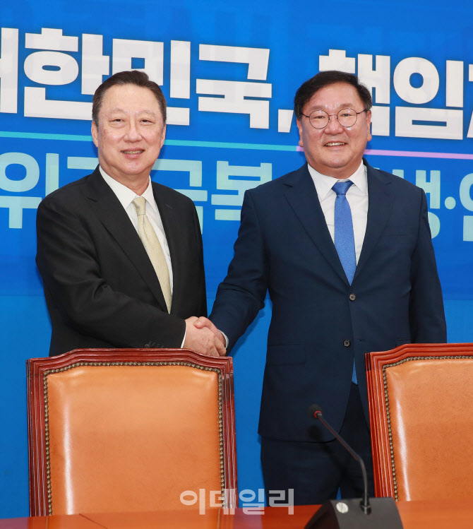 악수하는 김태년-박용만                                                                                                                                                                            