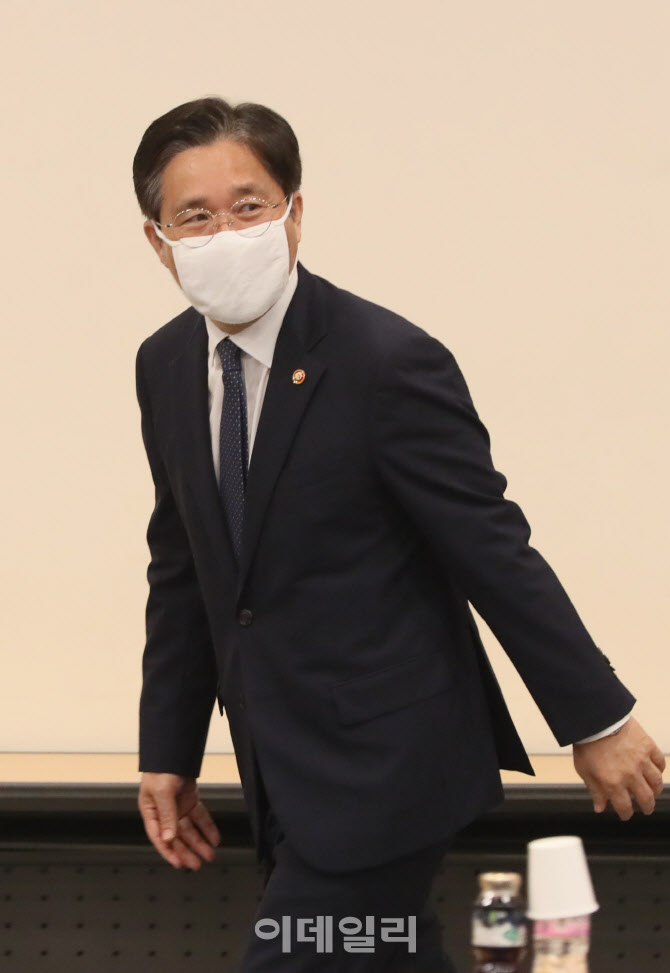 회의 참석하는 성윤모 장관                                                                                                                                                                         