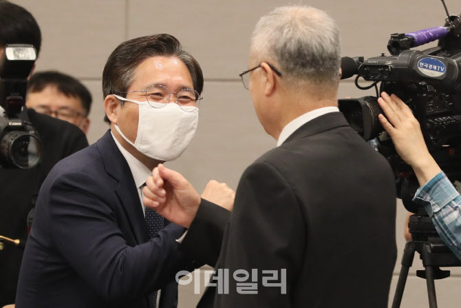 인사 나누는 성윤모 장관-성기학 섬유산업연합회 회장                                                                                                                                                