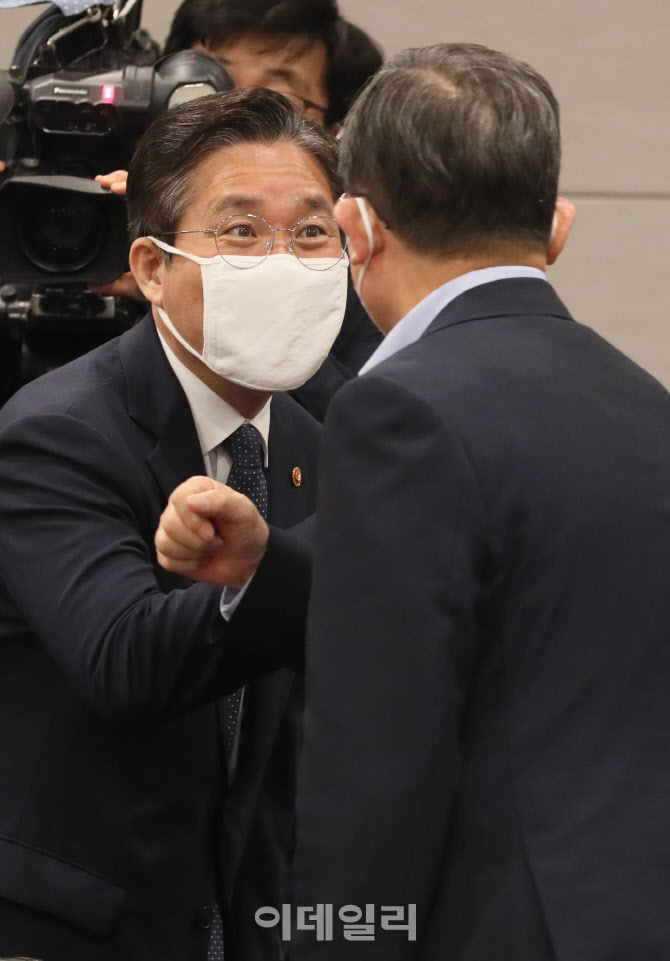 인사 나누는 성윤모 장관-문국현 대표                                                                                                                                                               