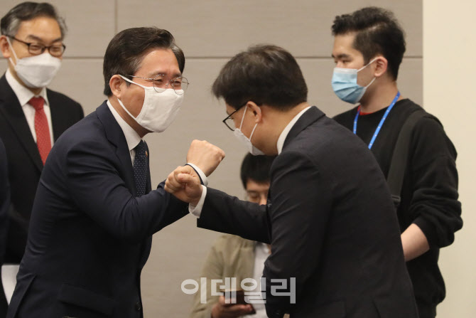 성윤모 장관, 섬유 산업 계 대표들과 인사                                                                                                                                                           