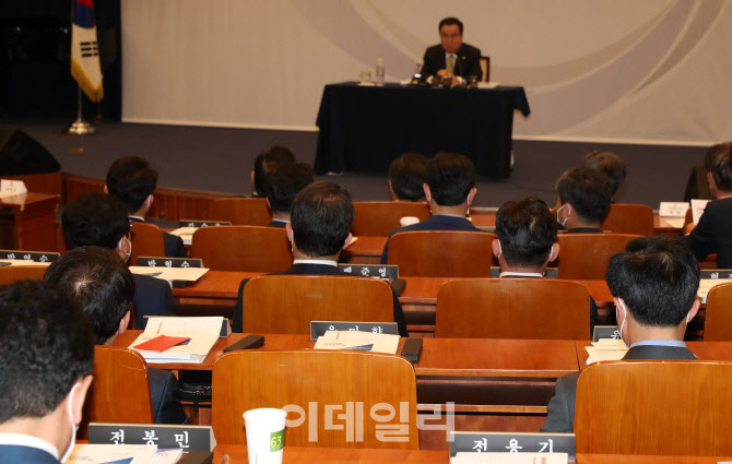 '비어있는 윤미향 당선인의 자리'                                                                                                                                                         