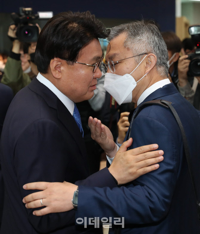 '대화 나누는 황운하-최강욱'                                                                                                                                                             