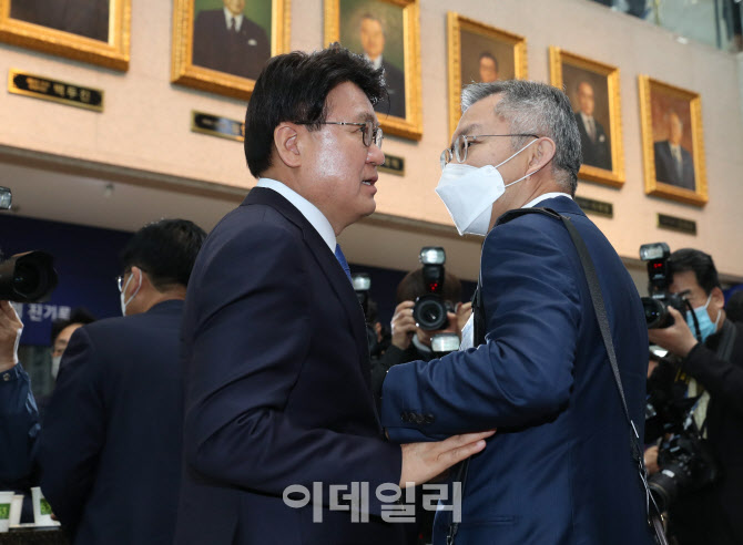 '심각하게 대화 나누는 황운하-최강욱'                                                                                                                                                    