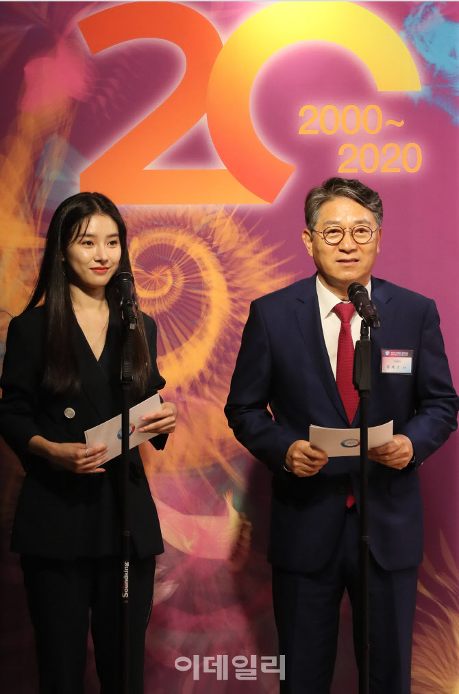 시상자로 나선 곽재선 회장-배우 김소은                                                                                                                                                             