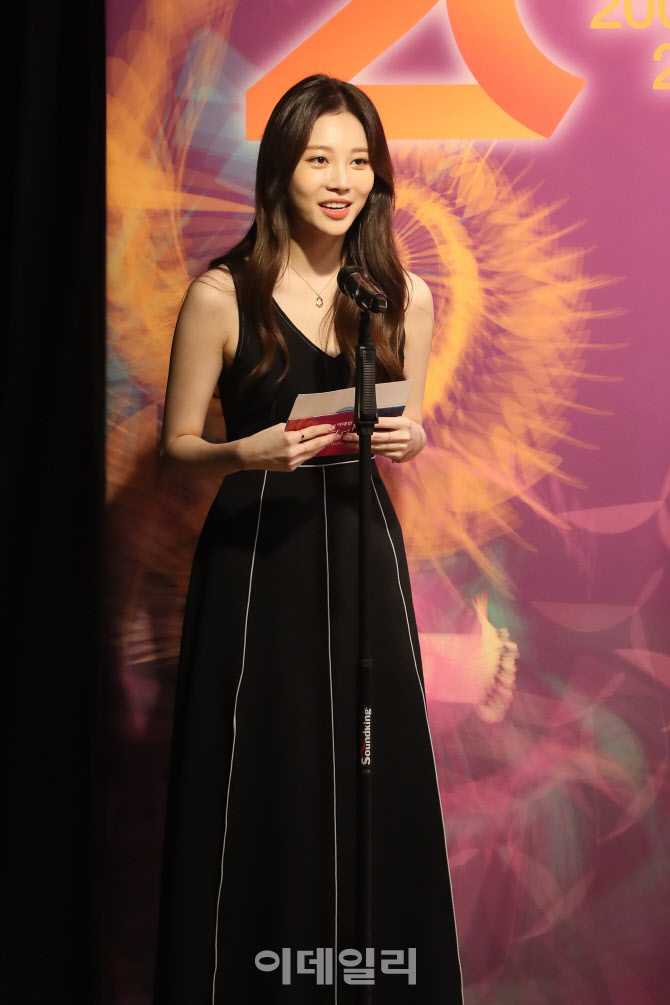 블랙드레스를 입은 유라                                                                                                                                                                            