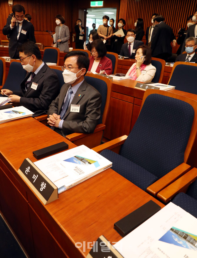 '나타나지 않은 윤미향 당선인'                                                                                                                                                           