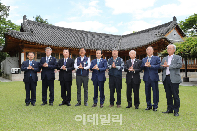 노사정 대표들, 의료진을 향해 '덕분에 챌린지'                                                                                                                                            