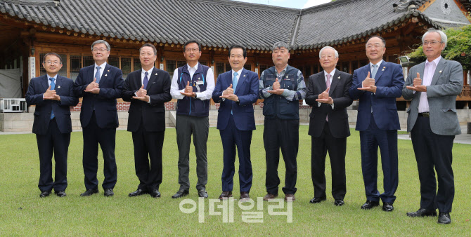 노사정, 의료진을 향해 '덕분에 챌린지'                                                                                                                                                   