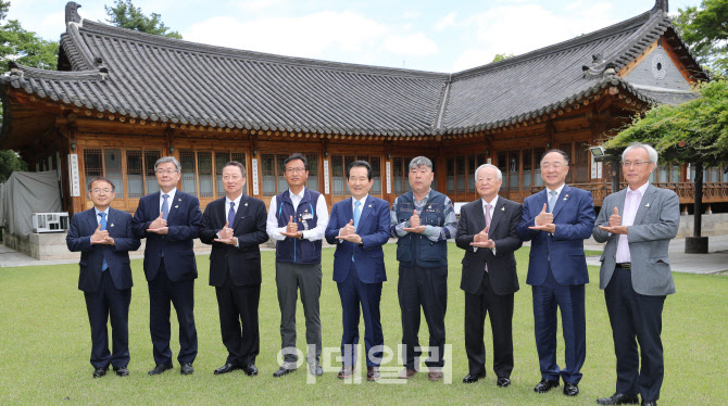 의료진을 향해 '덕분에 챌린지'하는 노사정                                                                                                                                                