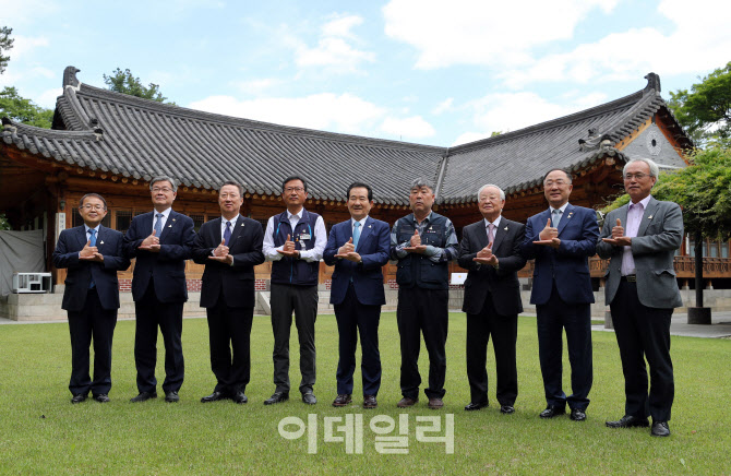 '덕분에 챌린지'하는 정세균 총리와 노사정 대표들                                                                                                                                         