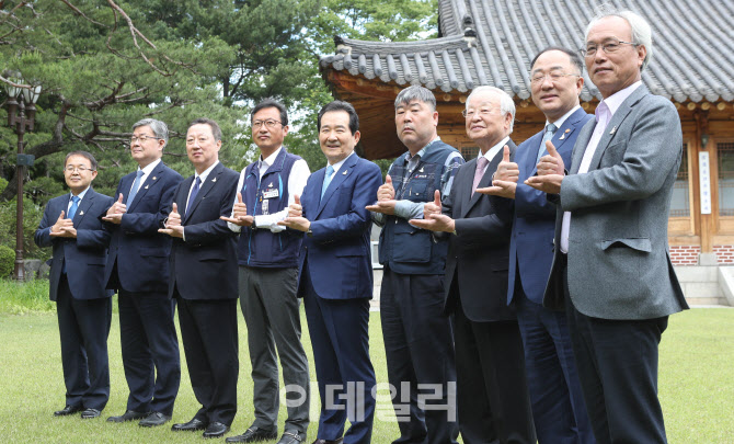 '덕분에 챌린지'하는 정세균 국무총리와 노사정 대표들                                                                                                                                     
