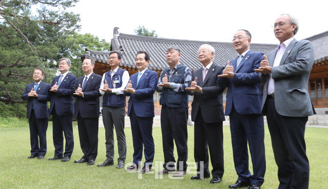 '덕분에 챌린지' 동참한 노사정 대표들                                                                                                                                                    