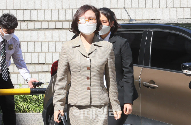 법원으로 향하는 정경심 동양대 교수                                                                                                                                                                