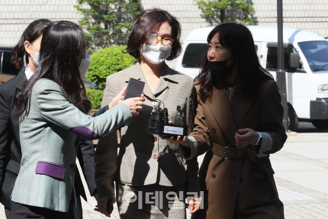 '묵묵부답'으로 법정 향하는 정경심 교수                                                                                                                                                  