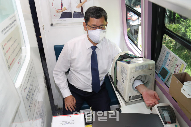 헌혈전 혈압재는 김연철 장관                                                                                                                                                                       