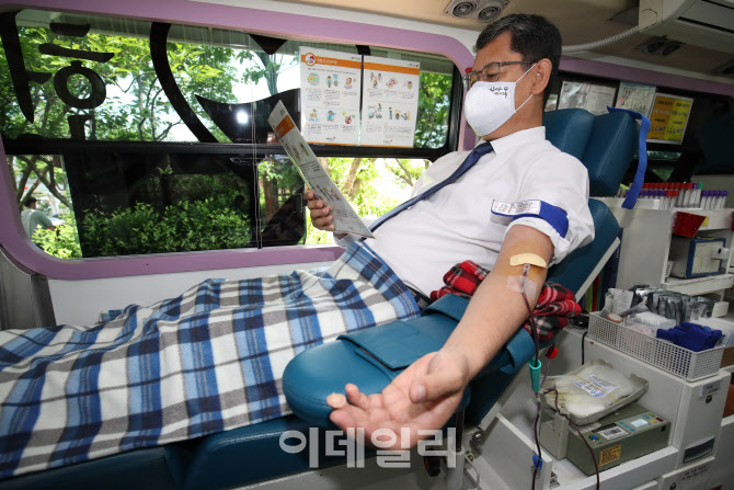 혈액 수급 빨간불에 '사랑나눔 헌혈’ 동참한 통일부 장관                                                                                                                                       