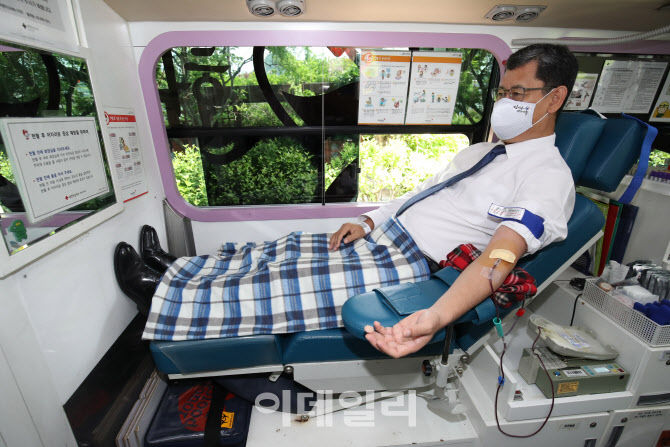 혈액 수급 빨간불에 '사랑나눔 헌혈’ 동참한 김연철 통일부 장관                                                                                                                                