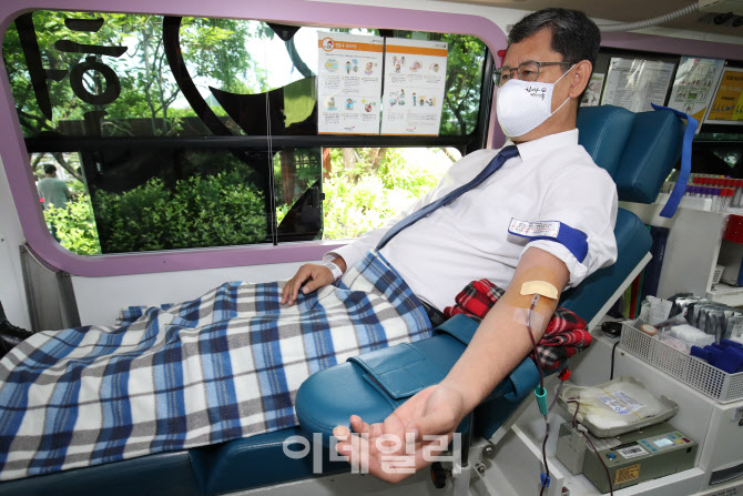 김연철 통일부 장관, 혈액 수급 빨간불에 '사랑나눔 헌혈’ 동참                                                                                                                                 