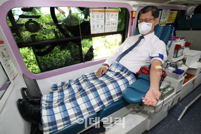 김연철 장관, '사랑나눔 헌혈’ 동참                                                                                                                                                           