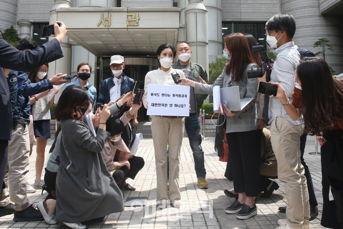 공판 출석 후 기자들의 질문에 답하는 박소연 전 대표                                                                                                                                                