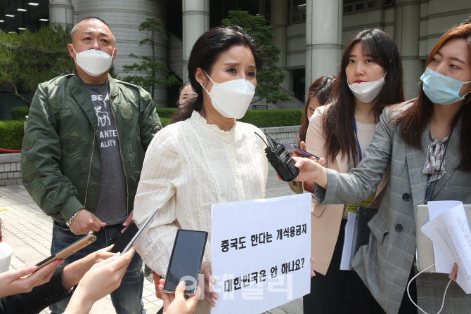 법정 나서는 박소연 전 대표                                                                                                                                                                        