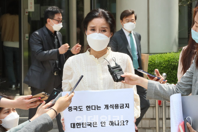 기자들과 인터뷰하는 박소연 전 대표                                                                                                                                                                