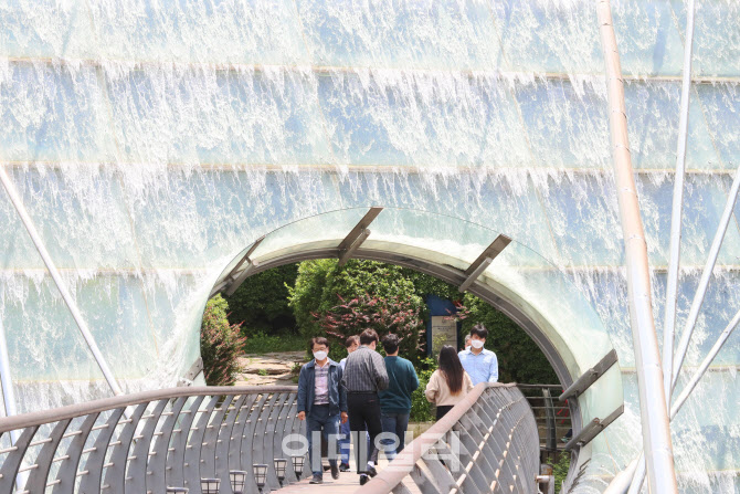 보기만 해도 시원한 아쿠아아트육교                                                                                                                                                                 