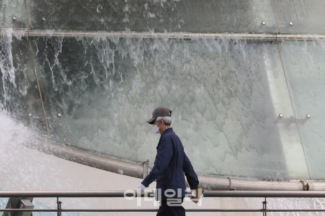 뜨거운 햇볕 식히는 아쿠아아트육교 워터스크린                                                                                                                                                      