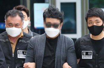 '경비원 갑질' 입주민 영장실질심사 출석…묵묵부답