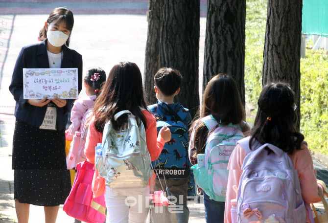 학생들이 반가운 선생님!                                                                                                                                                                           