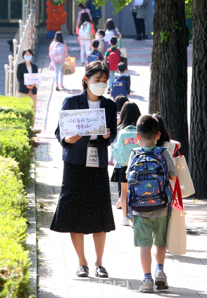 등교하는 학생들이 반가운 선생님!                                                                                                                                                                  