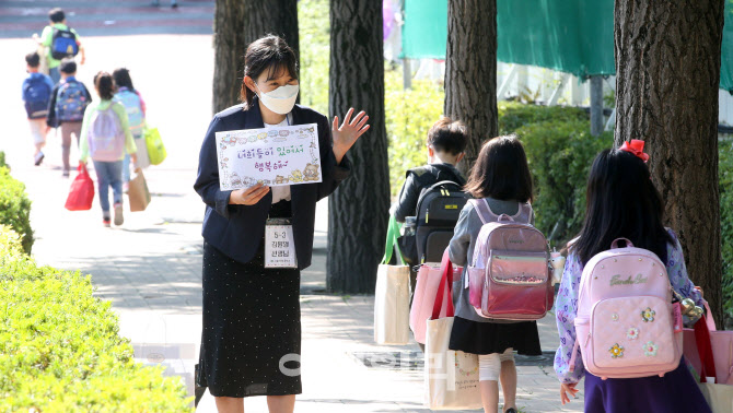 등교하는 학생들이 반가운 선생님                                                                                                                                                                   