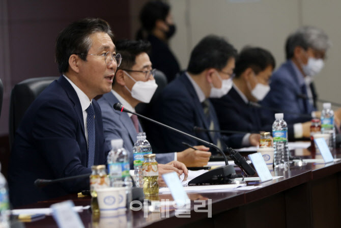  포스트코로나 건설기계업계 전략 대화                                                                                                                                                              