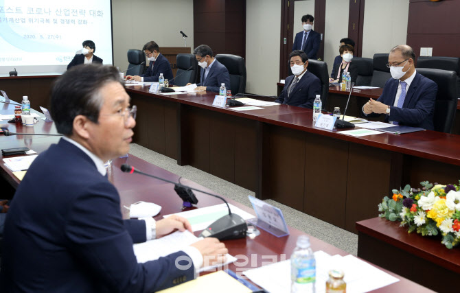  건설기계업계 전략 대화하는 성윤모 장관                                                                                                                                                           