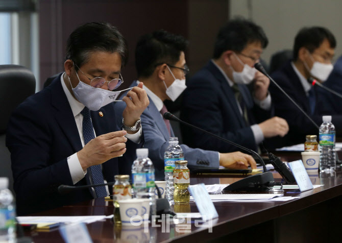  마스크 벗는 성윤모 장관                                                                                                                                                                          