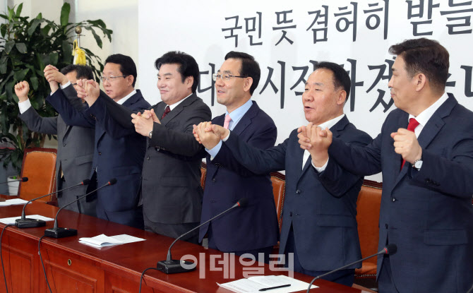 '손 맞추기 힘드네'                                                                                                                                                                      