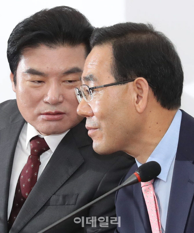 '머리 맞댄 주호영-원유철'                                                                                                                                                               