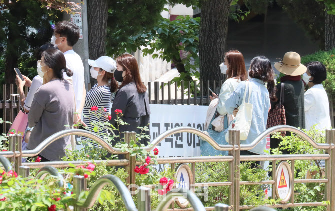 애타게 기다리는 학부모들                                                                                                                                                                          