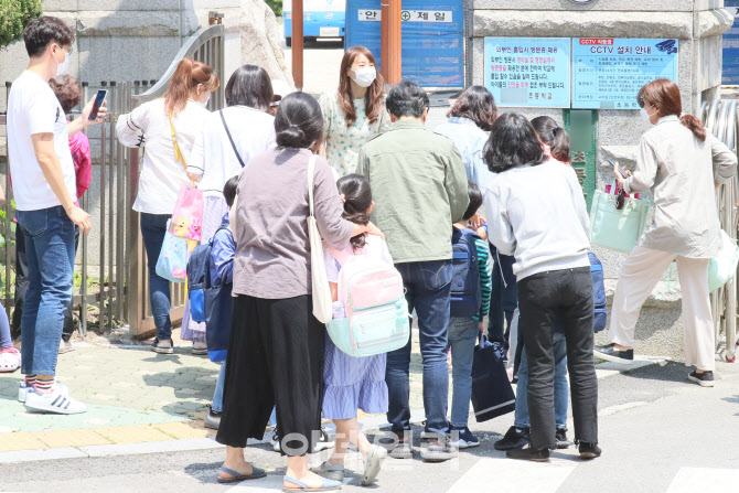 걱정되는 마음에 학교 앞까지 온 학부모들                                                                                                                                                           