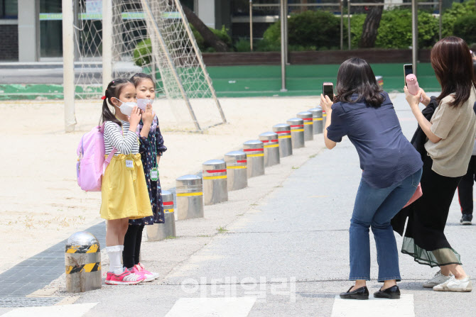 첫 등교 기념으로 '찰칵'                                                                                                                                                                 