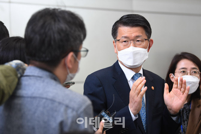 40조 기안기금 가동, 은성수 '기금은 특혜 아니다'                                                                                                                                         