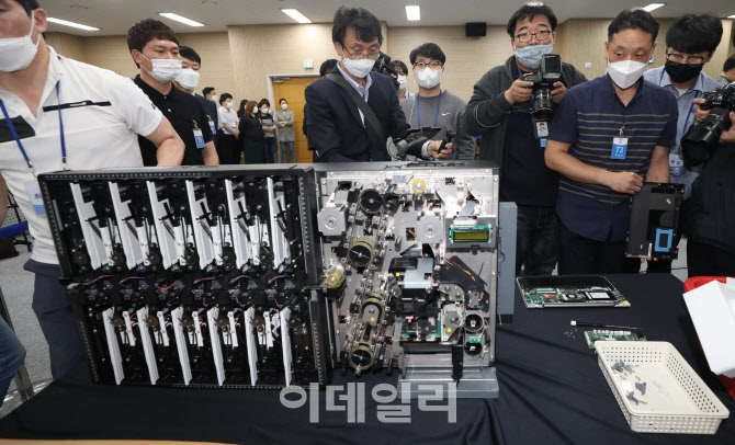 선관위 관계자들 사전투표 및 개표 공개 시연                                                                                                                                                        