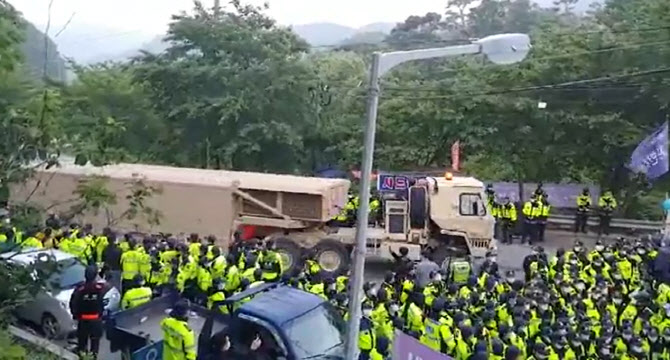  성주 사드기지로 들어가는 군 장비                                                                                                                                                                 